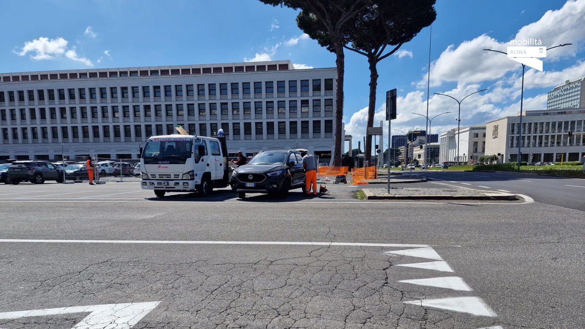 romamobilita's tweet photo. 🚧 Al via i lavori per la messa in sicurezza del #BlackPoint in Piazzale dell'Agricoltura

Abbiamo riprogettato questo punto critico della viabilità dell’Eur per migliorare #sicurezza, #traffico e #comfort per tutti i cittadini.

Gli interventi ➡️ https://t.co/5hV4tdQ7Ko

#RSM https://t.co/gu1dgBRoeX