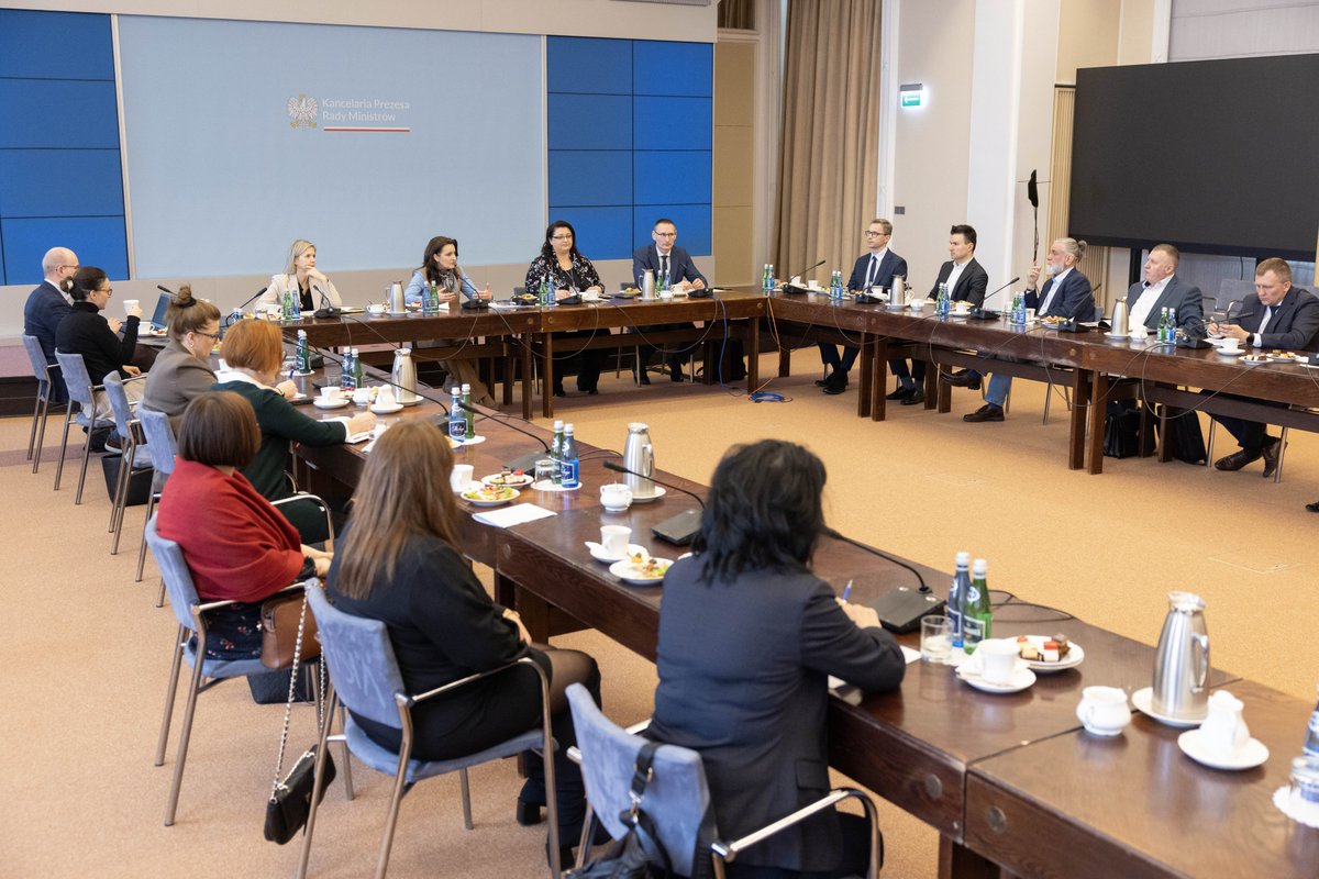 MFIPR_GOV_PL's tweet photo. 🔸🔶 🔸Budujemy system szkoleń dla opiekunów seniorów.
🔶 Dziś w #KPRM wiceministra @Moni_Sikora i min. @OklaDrewnowicz rozmawiały z przedstawicielami Wojewódzkich Urzędów Pracy m. in. o dofinansowaniu podniesienia kompetencji pracowników ze środków #EFSPlus. https://t.co/yowBgYJKCT