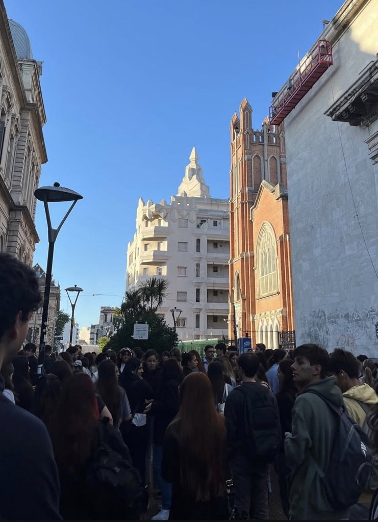 #AHORA/ La persona que envió el correo amenazando con una masacre dijo pertenecer el Grupo Terrorista 764.

Este grupo es conocido mundialmente porque sus integrantes amenazan con hacer masacres en centros educativos. 

Transmiten sus crimines en redes sociales.

<a href="/vtvnoticiasuy/">VTV Noticias</a>