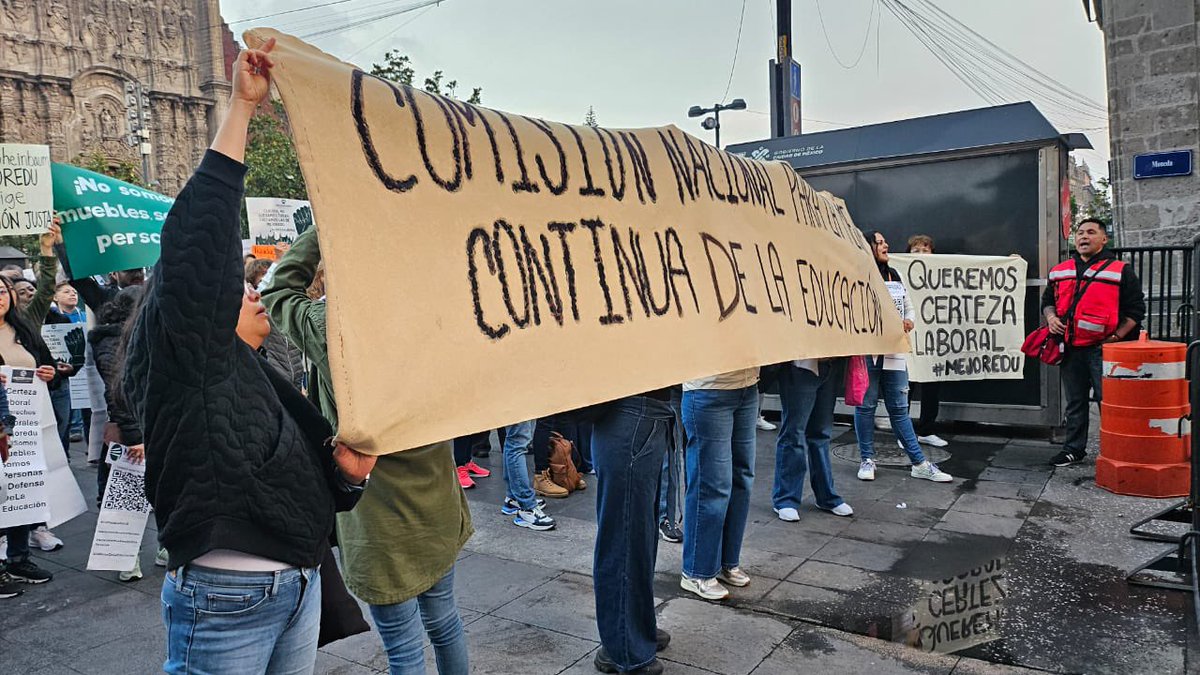 InformadorInde's tweet photo. Trabajadores de #MejorEdu se manifiestan afuera de palacio nacional, toda vez que @Claudiashein no los ha escuchado por 2 semanas que llevan manifestándose y tampoco los ve, ni oye el titular de @SEP_mx Mario Delgado, su delito intentar mejorar la educación del país. https://t.co/w34JvT9zp2