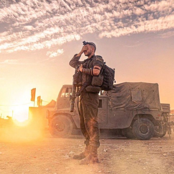 Arzoo036's tweet image. Let's keep the brave soldiers of the IDF in our thoughts and prayers as they stand strong to protect their people. 🙏📷 #IDFHeroes #StaySafe #PrayForIDF #DefendingIsrael