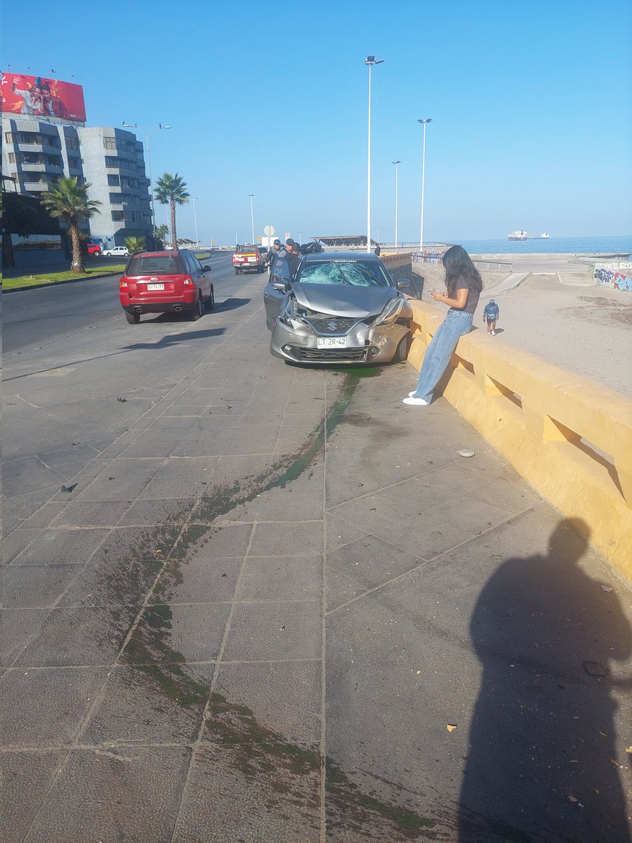 Av Grecia altura Diaz Gana. Urge q se haga algo para impedir q irresponsables tomen esta curva a exceso d velocidad. Hace 2 meses murieron 2 personas, hoy pasaron varios escolares del LEA por ahí mismo para hacer deporte. ¿Cuántos muertos más faltan? #Antofagasta <a href="/muniantof/">Antofagasta</a>