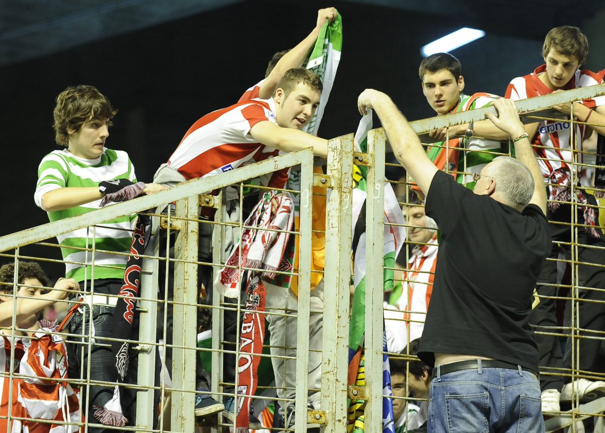 🍀🤝🦁

🔙 #OnThisDay in 2️⃣0️⃣1️⃣1️⃣, <a href="/CelticFC/">Celtic Football Club</a> visited The Cathedral for the first time.

🫂 The match is well remembered in Bilbao due to the friendly atmosphere between both sets of fans at San Mames and in the city.

#ACMuseoa #AthleticClub 🔴⚪