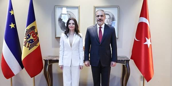 TRHaber on X: "Moldova Cumhuriyeti'ne bağlı Gagavuzya Başkanı Yevgeniya Gutsul başkent Kişinev'deki havaalanında gözaltına alındı. 🚨Gutsul gözaltına alınmadan önce Türkiye'ye gelmeyi planlıyordu. https://t.co/52X5hkBdSE" / X