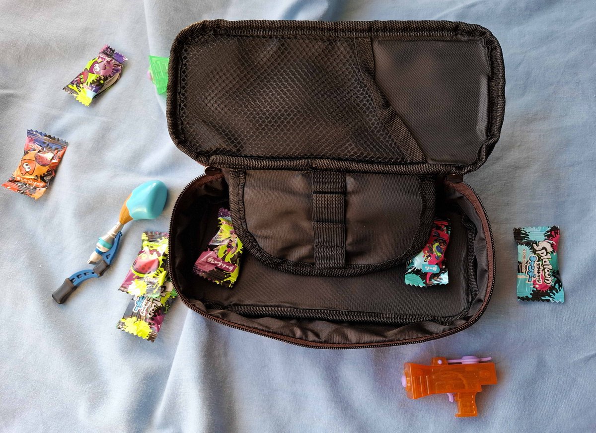 SplatoonTarot's tweet photo. ✨MERCH UPDATES✨

It's been a while but we finally have got some stuff in! Check out our adorable double-sided pencil case designed by @ButchCinna ! The perfect place to stash all your stationary ✨ https://t.co/NWFLhjBjuL