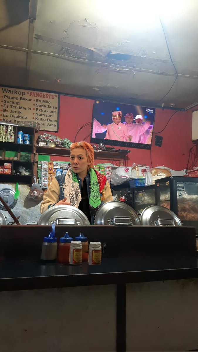 omgdragxn's tweet photo. see him in real life and on tv at the same time https://t.co/pAj9Se5lIZ