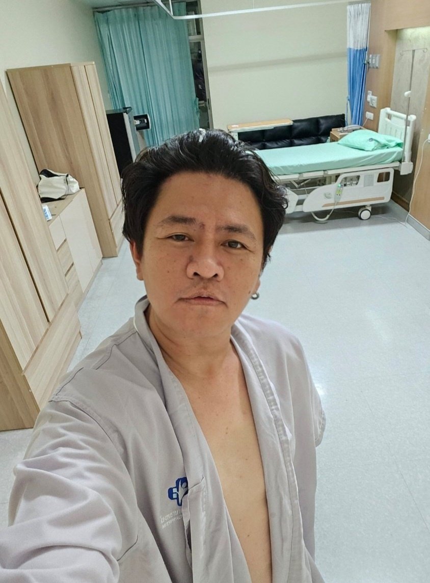 pchy_ch's tweet photo. เปลี่ยนที่นอนคืนนึง มาทำ Sleep Test ระหว่างรอหมอมาติดอุปกรณ์ เดี๋ยวคงจะมีสายไฟระโยงระยาง ว่าแต่จะหลับมั้ยก่อน ...ผิดเวลา เดี๋ยวพยาบาลคงต้องให้ยานอนหลับ.. จัดให้นอนห้องพิเศษ จะเกินวงเงินประกันสังคมป่าวว่ะ 5555 https://t.co/3J3wTatnU3