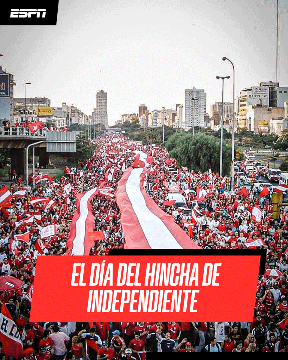 ESPNArgentina's tweet photo. 👹🇦🇹 ¡FELÍZ #DÍADELHINCHADEINDEPENDIENTE PARA TODOS LOS FANÁTICOS DEL REY DE COPAS!

👉🏼 Cada 26 de marzo, los fanáticos del Rojo celebran su día; pero... ¿POR QUÉ SE FESTEJA HOY?

🔙 En 2005, año en el que #Independiente cumplió 100 años, los hinchas organizaron una caravana multitudinaria para marchar desde el punto de nacimiento del club, en Hipólito Yrigoyen y Perú (CABA), hasta llegar a la sede de Avellaneda en Mitre 470. El evento iba a realizarse el 1/1/2005, en el aniversario del club, pero la tragedia de Cromañón pospuso la celebración y se terminó haciendo el 26/3.

🗣️ En una época donde no existían las redes sociales, el "boca en boca" entre los hinchas cobró tal magnitud que MÁS DE 100.000 PERSONAS se hicieron presentes para caminar por toda la ciudad.

👹🇦🇹 ¿Ya saludaste a tu amigo/a fanático/a del Rojo?