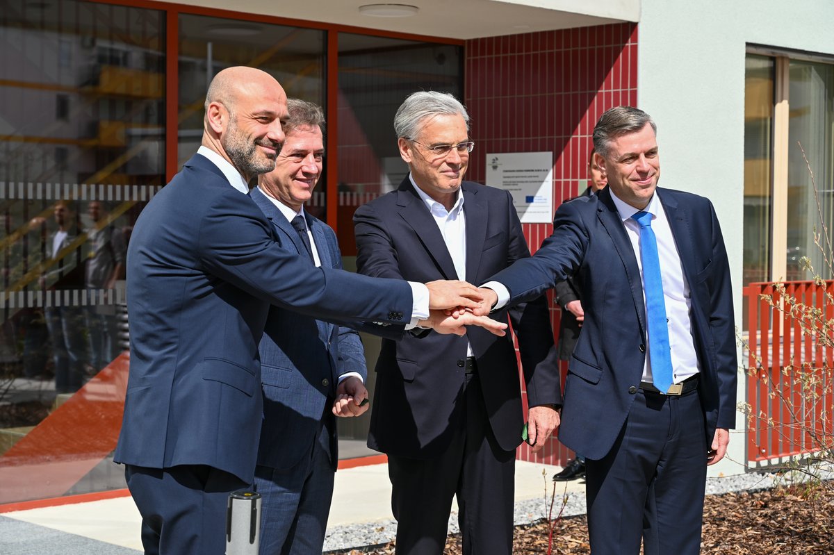 Včeraj smo v sodelovanju s Stanovanjskim skladom RS v Podbrezniku odprli enega največjih projektov s področja gradnje javnih najemnih stanovanj na Dolenjskem. Nov dom si bo lahko v 186 stanovanjih ustvarilo več kot 500 občanov. #novomesto