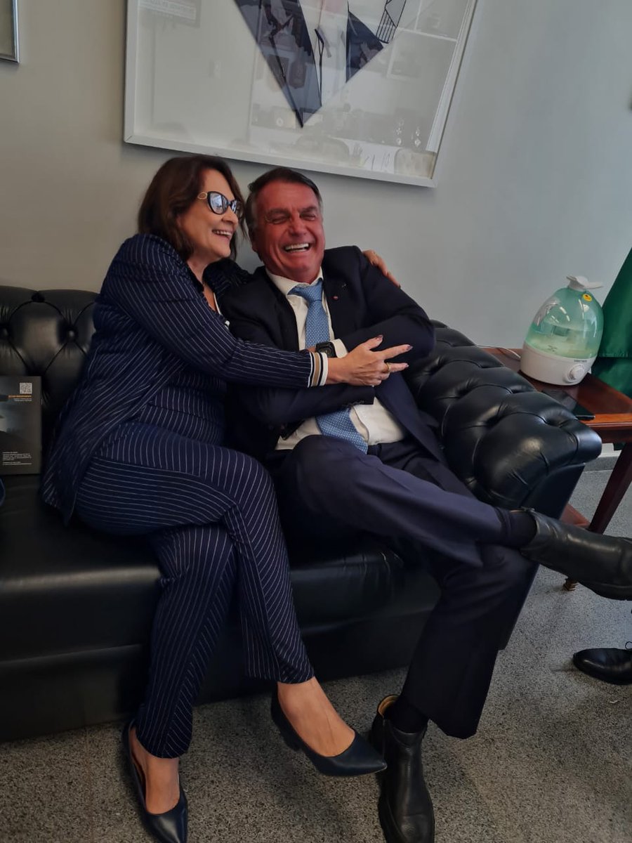 DamaresAlves's tweet photo. E comecei meu dia com ele, meu líder @jairbolsonaro, o homem que mudou a história do Brasil. Já oramos juntos. 

Chamo todos os meus amigos para nos unirmos hoje em oração.  

Parem um minutinho agora pela manhã e orem pelo nosso Presidente e por nosso país. 

Deus continua sendo Deus!