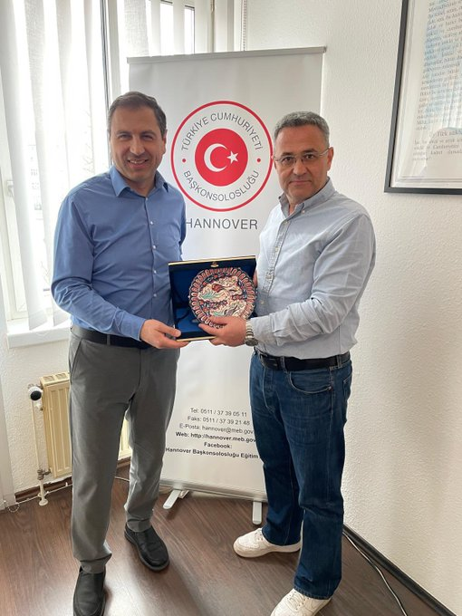 Hamburg Eğitim Ataşesi Lütfi DEDE, Hannover Eğitim Ataşesi Doç. Dr. Hasan Kazım Kalkan’ı makamında ziyaret ederek vedalaşmış ve yeni görevinde başarılar dilemiştir. Kendisine teşekkür ederiz.