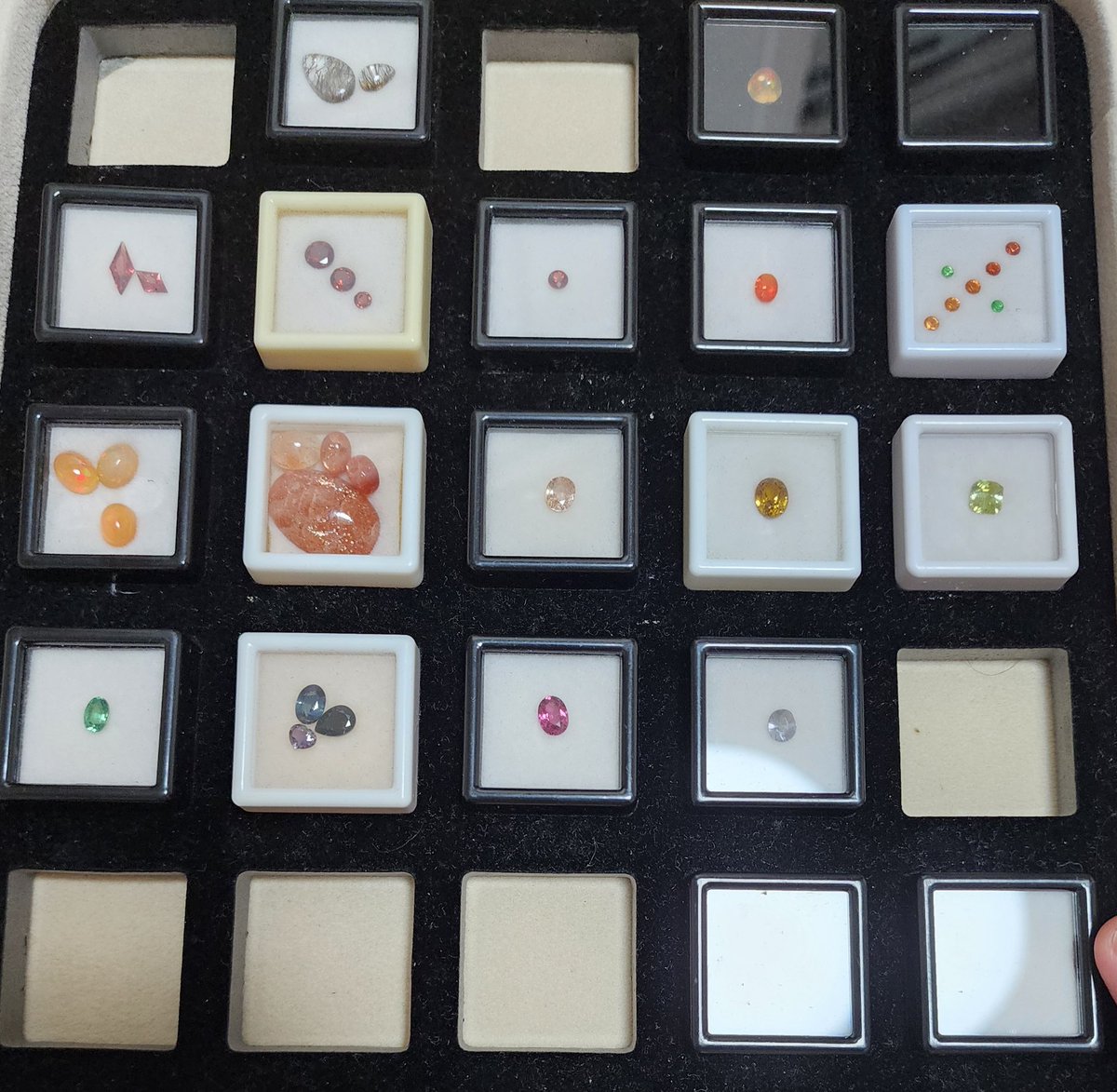 돈이 매우 없어 보석 팔아요 롭봅 tweet media