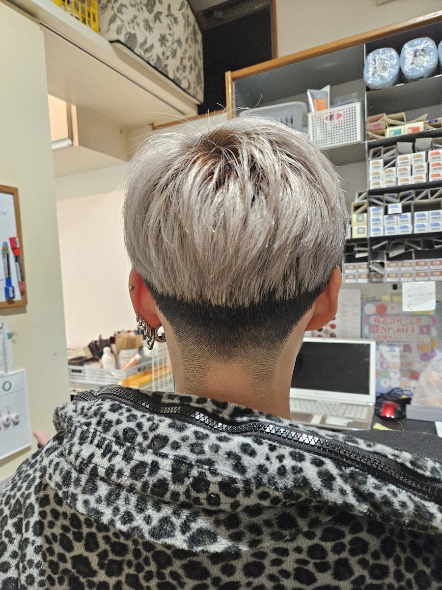 heresy_r's tweet photo. やっとカットしてもらったらwww
いや、短くしていいとは言うたけど、、、

前回は綺麗に繋げてくれて、
今回はめっちゃ短く剃ってくれましたwww

人生で1番短い、、、⸜(*˙꒳˙*)⸝ https://t.co/ost5fDEGIY