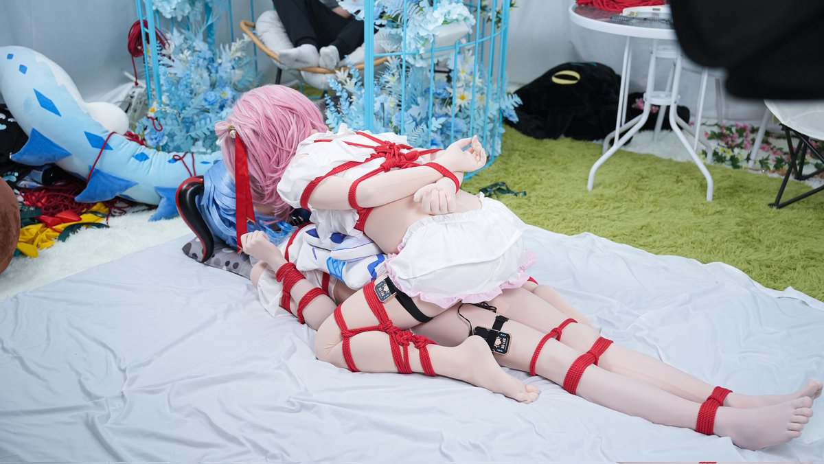 “唔呃，怎么连我一起绑了，腿上的是什么东西？不管了先微笑吧”
出镜：甘雨：<a href="/qruukoq/">流萤</a> 三月七：我
🪢：老琴  
#kigurumi #甘雨 #三月七 #捆绑