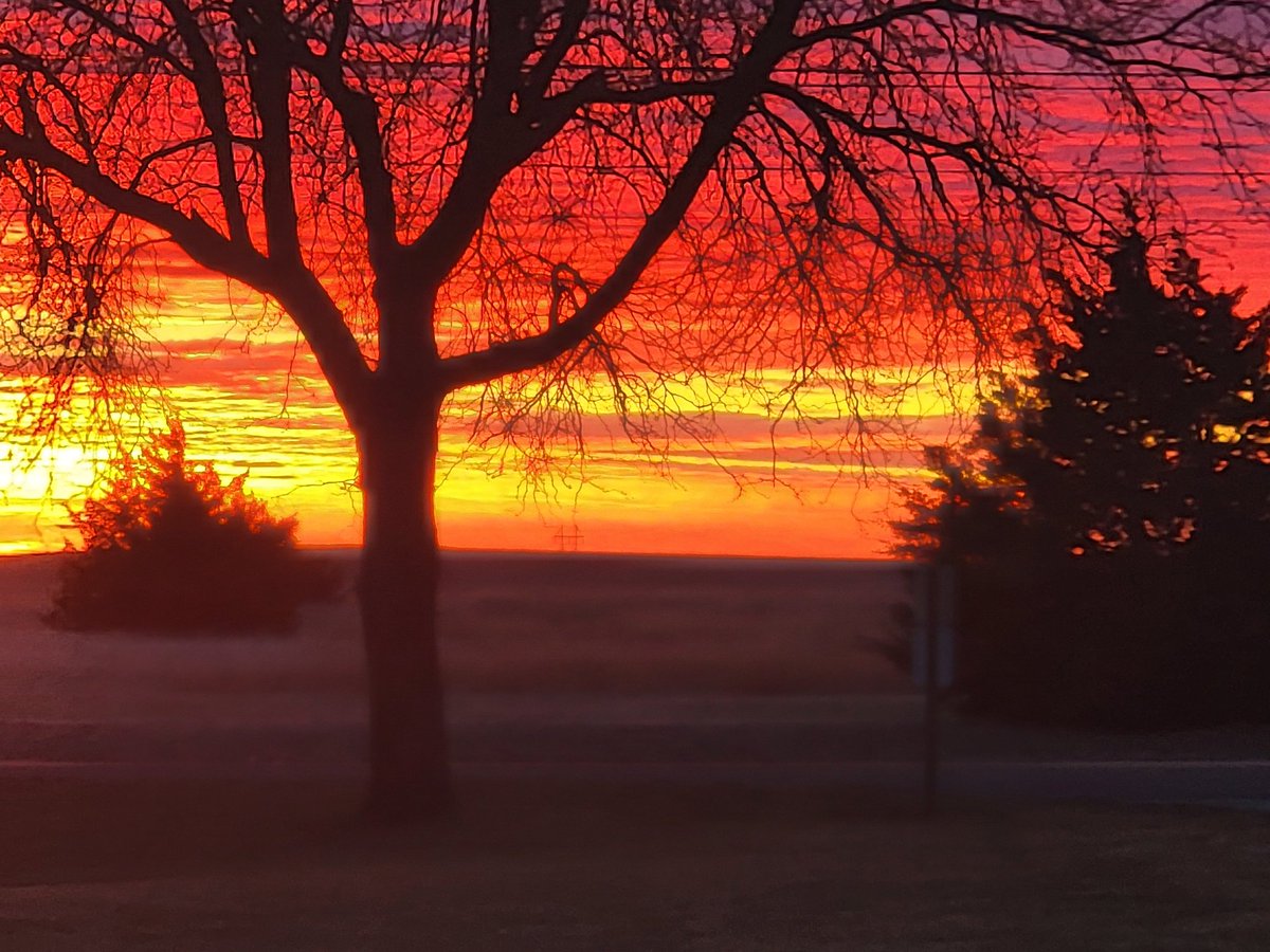 MikeHalley1's tweet photo. Beautiful Sunrise from Valentine High School this morning. https://t.co/Vx5rBcPbsu