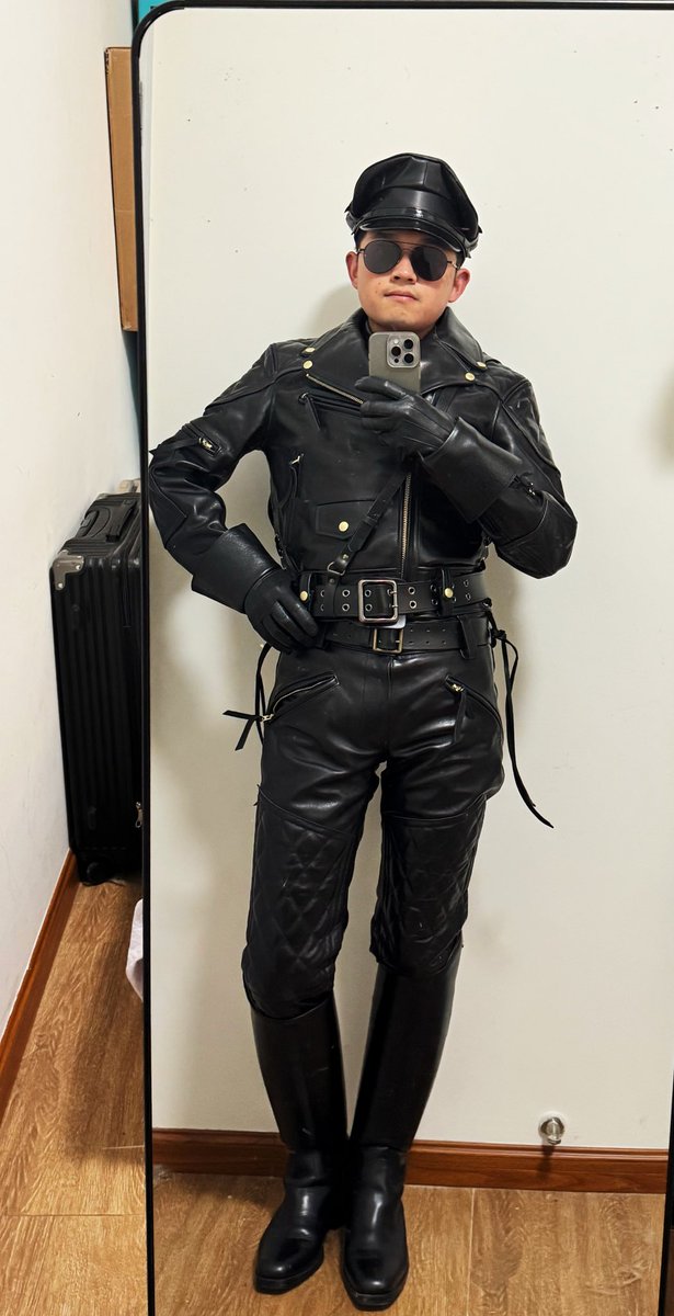The way to release stress.Wanna join me?#leathergay #leatherfetish