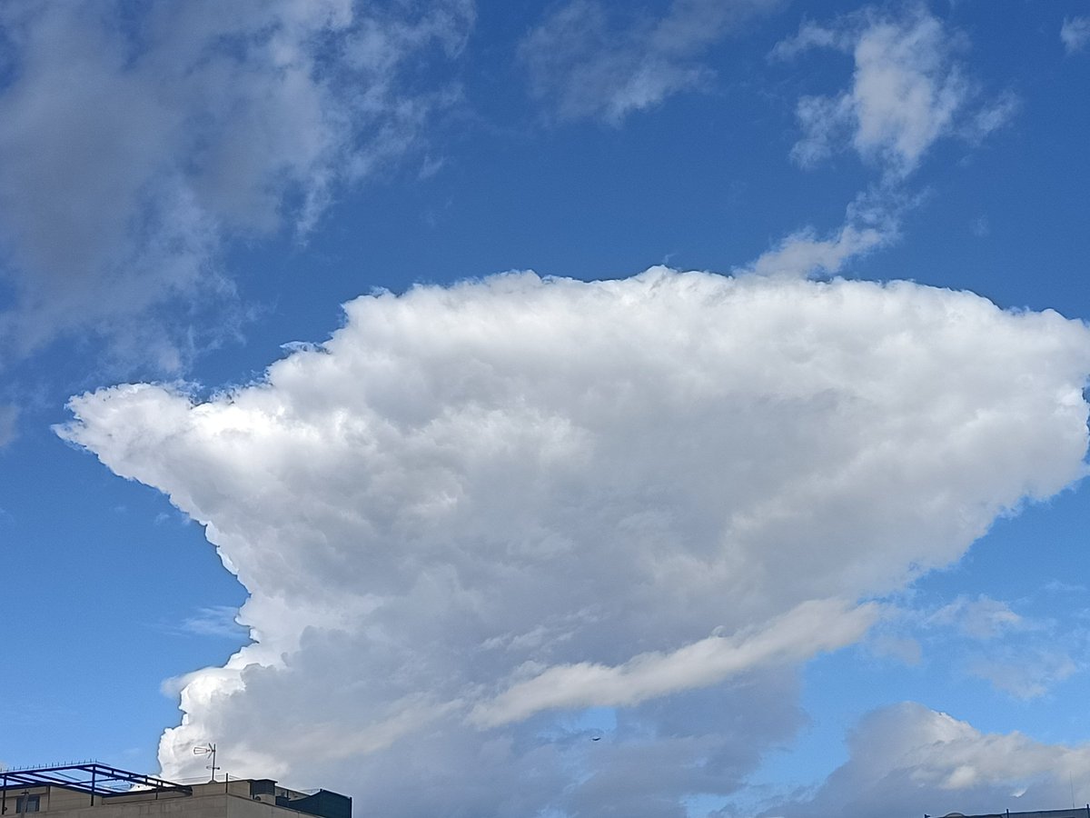 Cielo que tenemos en Inca este mediodía,donde hemos tenido una precipitación débil.