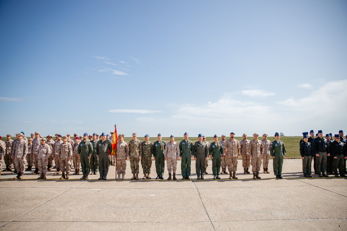 EMADmde's tweet image. El #DATPaznic celebra un acto oficial de clausura y entrega de condecoraciones en la base aérea Mihail Kogalniceanu en Rumanía. Tras 4 meses ininterrumpidos de misión, el destacamento comenzará su repliegue a territorio nacional la próxima semana #MOPS @MApNRomania @EjercitoAire
