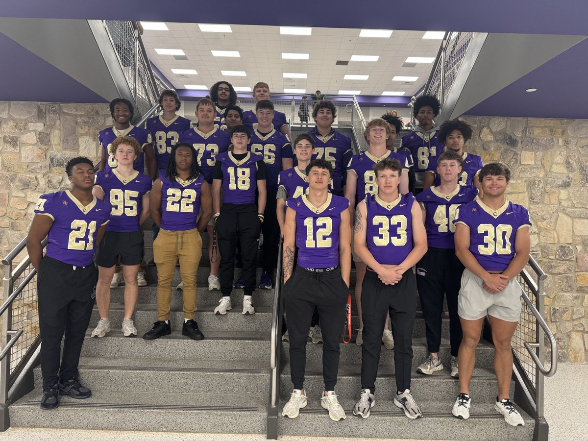 CHSHurricaneFB's tweet image. Another pic of our seniors who made the trip to the Primary School to Read to some of their students. #CanesGiveBack #ReadingIsFun