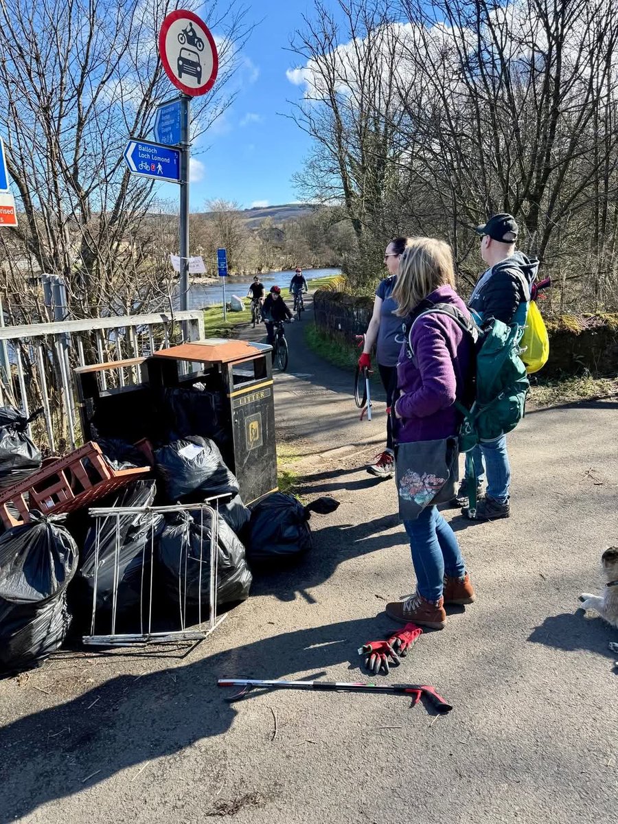 AlistairFergu11's tweet image. Day of the breid (bread) board yesterday! Solo pick first thing, 2 bags &amp;amp; a board. Group pick later I got 5 bags &amp;amp; another board. @SustransScot @KSBScotland #Earthcleanup #plasticproblem #Dumbdumpers #MakeADifference #KeepScotlandBeautiful
#LoveWhereYouLive #OneMillionBags