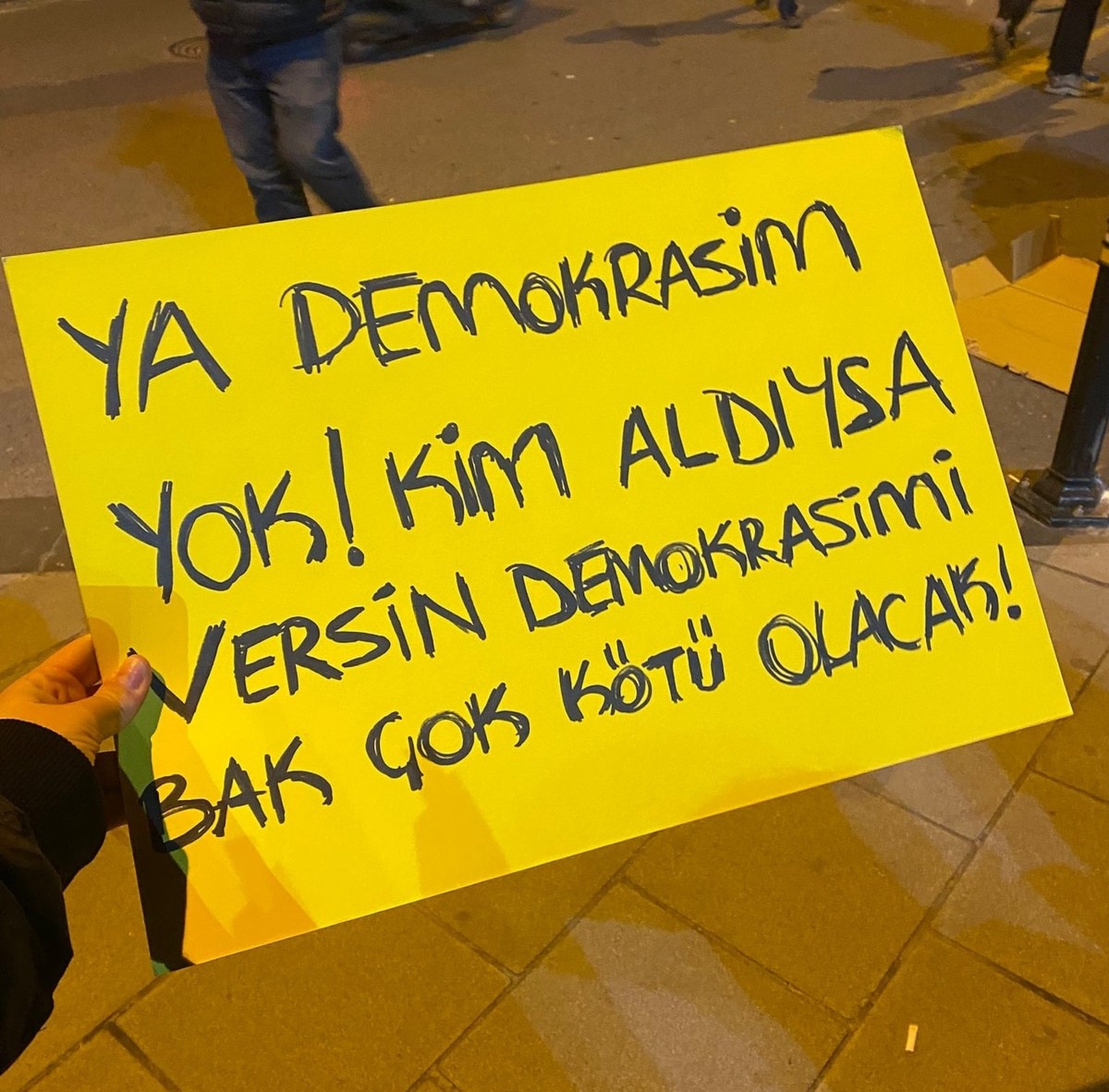 acikradyo's tweet photo. Mizah, umut, kapsayıcılık, talepkârlık, saldırganlık, kitsch...

Sokağın dilini @digerkamradyo'da değerlendirdik.

🎧 https://t.co/pM02exVW1L https://t.co/EIEoQC5WpG