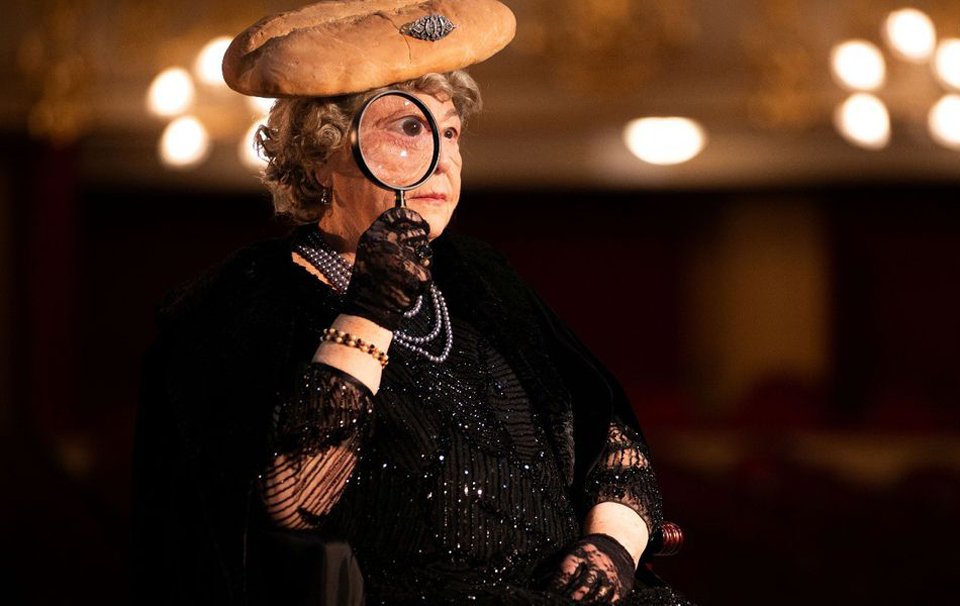 Demà s'estrena #Desbarats, una producció del <a href="/teatreprincipal/">Teatre Principal de Palma</a> de Palma amb la qual torna als escenaris el #LlorençVilallonga més càustic, una gran comèdia entre l'esperpent i el teatre de l'absurd. Fins al 30 de març. Entrades artsmallorca.com/ca/esdevenimen…