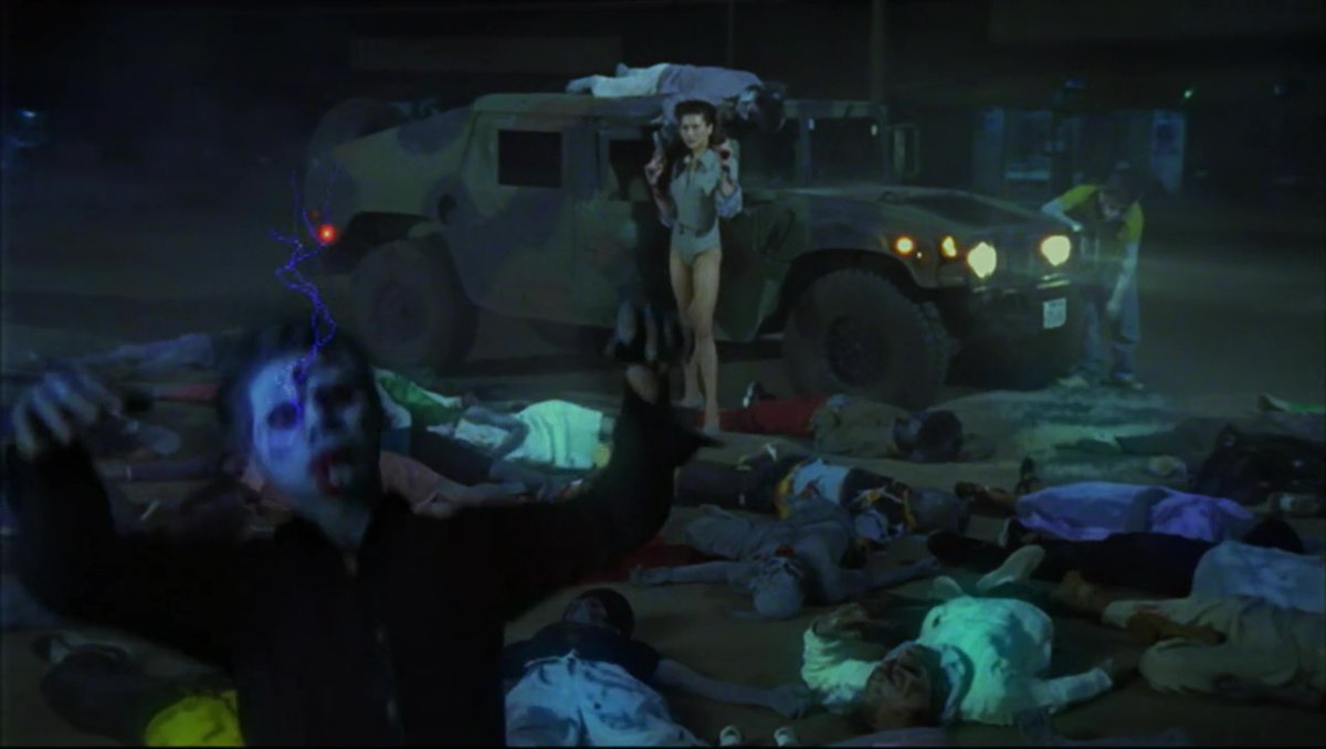 Film devenu à moitié culte mais pourtant assez médiocre Wild Zero (1999), à part ce moment délirant où le leader éponyme du groupe Guitar Wolf se prend pour un ninja et élimine des zombies où lançant des mediators comme si c'étaient des shurikens.  🥷