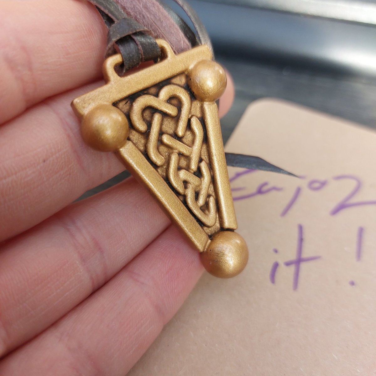 Helen • Artesana ⚒️ (@manlimacosplay) on Twitter photo Mi último collar de Hvitserk de #Vikings marcha volando con Odín hasta su nuevo dueño.
No creo que haga más porque ahora mismo no sé ni dónde está el molde xD Mi último collar de Hvitserk de #Vikings marcha volando con Odín hasta su nuevo dueño.
No creo que haga más porque ahora mismo no sé ni dónde está el molde xD