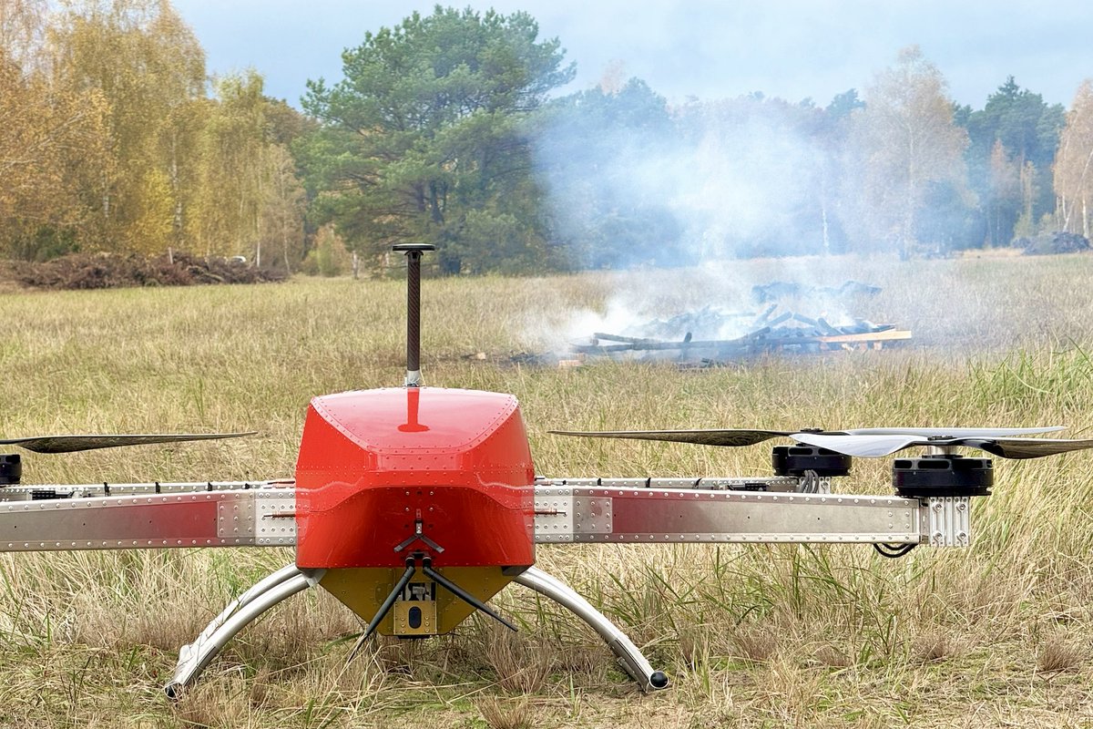 hs_magdeburg's tweet photo. Um #Waldbrände schneller verhindern und die #Feuerwehr bei  Löscharbeiten unterstützen zu können, forscht das Verbundprojekt PEELIKAN an einem Löschdrohnen-Schwarm. 
https://t.co/fCR5vNOazj https://t.co/f377t6NmrZ