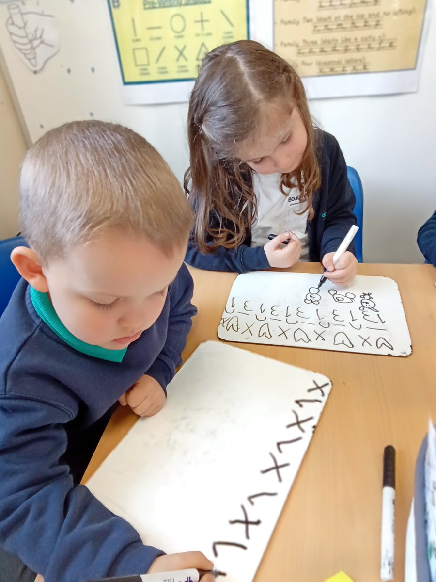 BoughtonHeath's tweet image. Reception are busy creating their own repeating patterns #maths #repeatingpatterns