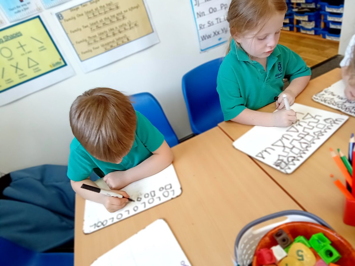BoughtonHeath's tweet image. Reception are busy creating their own repeating patterns #maths #repeatingpatterns