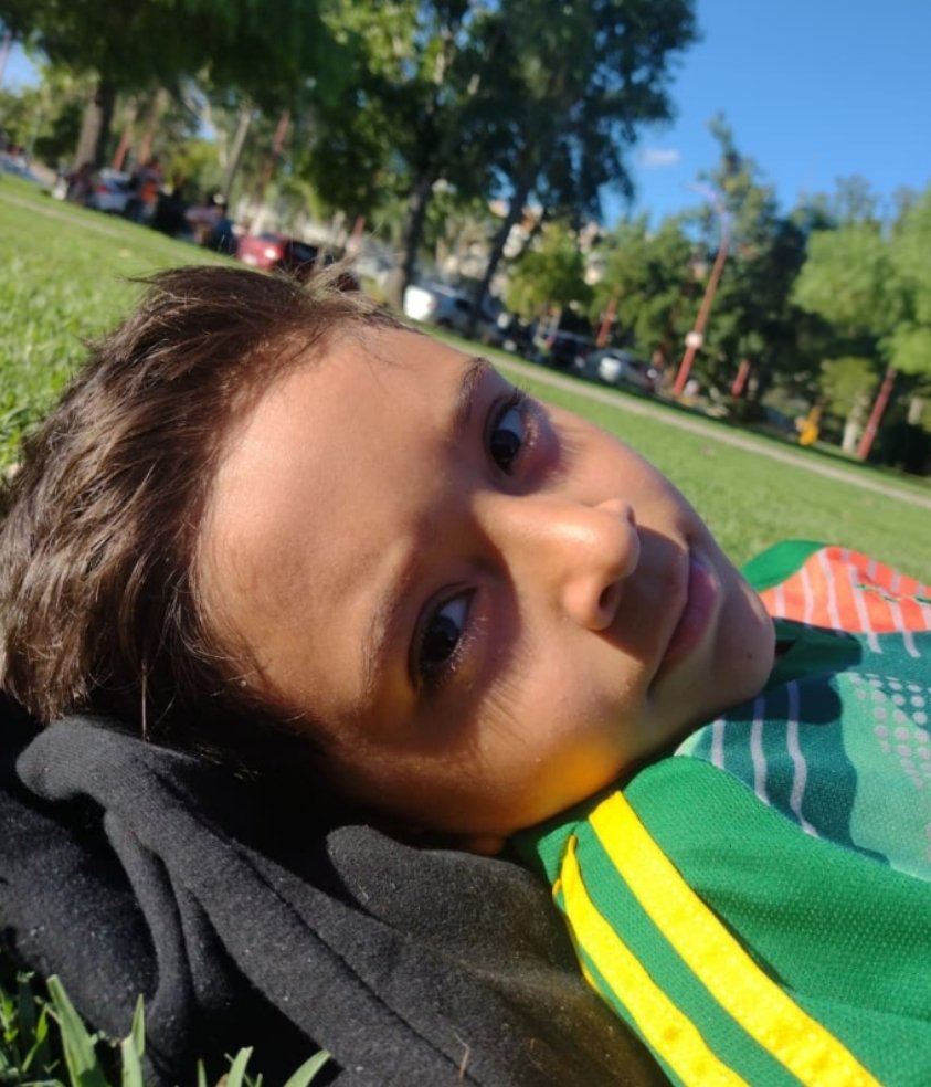 SoylaCelePe's tweet photo. Beni tiene 8 años y una enfermedad crónica y grave SHUA. Necesita de una medicación millonaria y su obra social lo dejó afuera del sistema.
Necesitamos viralizar para destrabar la burocracia entre Nación y provincia así puede seguir con el tratamiento que lo mantiene con vida 💛 https://t.co/hO24FXCf0P