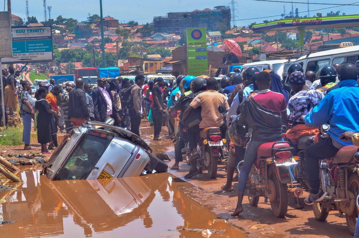 newvisionwire's tweet image. 🚧 3/ The flooding affected multiple areas, including Banda, Mbuya, Bwaise, Kanyanya, and parts of Kawempe, among other suburbs, leaving many commuters stranded. Residents are calling for better drainage solutions to prevent future disasters.

#FloodImpact #VisionUpdates