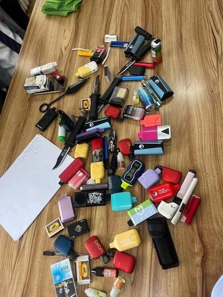 Bamaraa's tweet image. Бүрэн дунд сургуулийн сурагчдыг 10 минут шалгахад гарсан электрон тамхи.