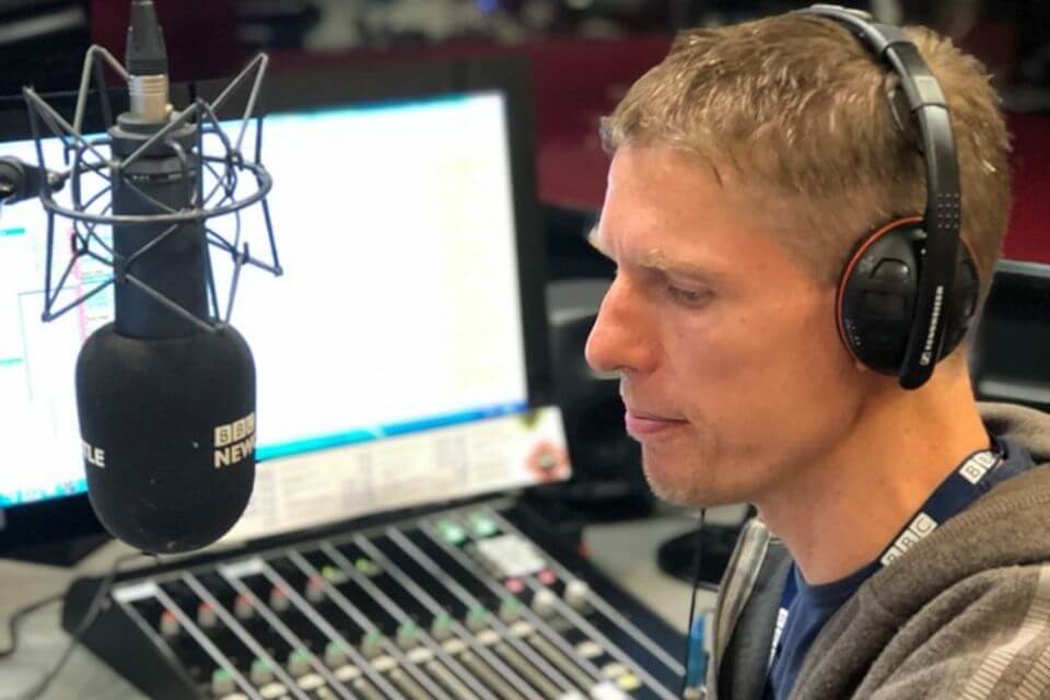 Joining this fella <a href="/SimonPryde/">Simon Pryde</a> in the <a href="/bbcnewcastle/">BBC Sport Tyne & Wear</a> studios tonight 7-8pm to talk all things #NUFC ..tune in!⚽️⬛️⬜️