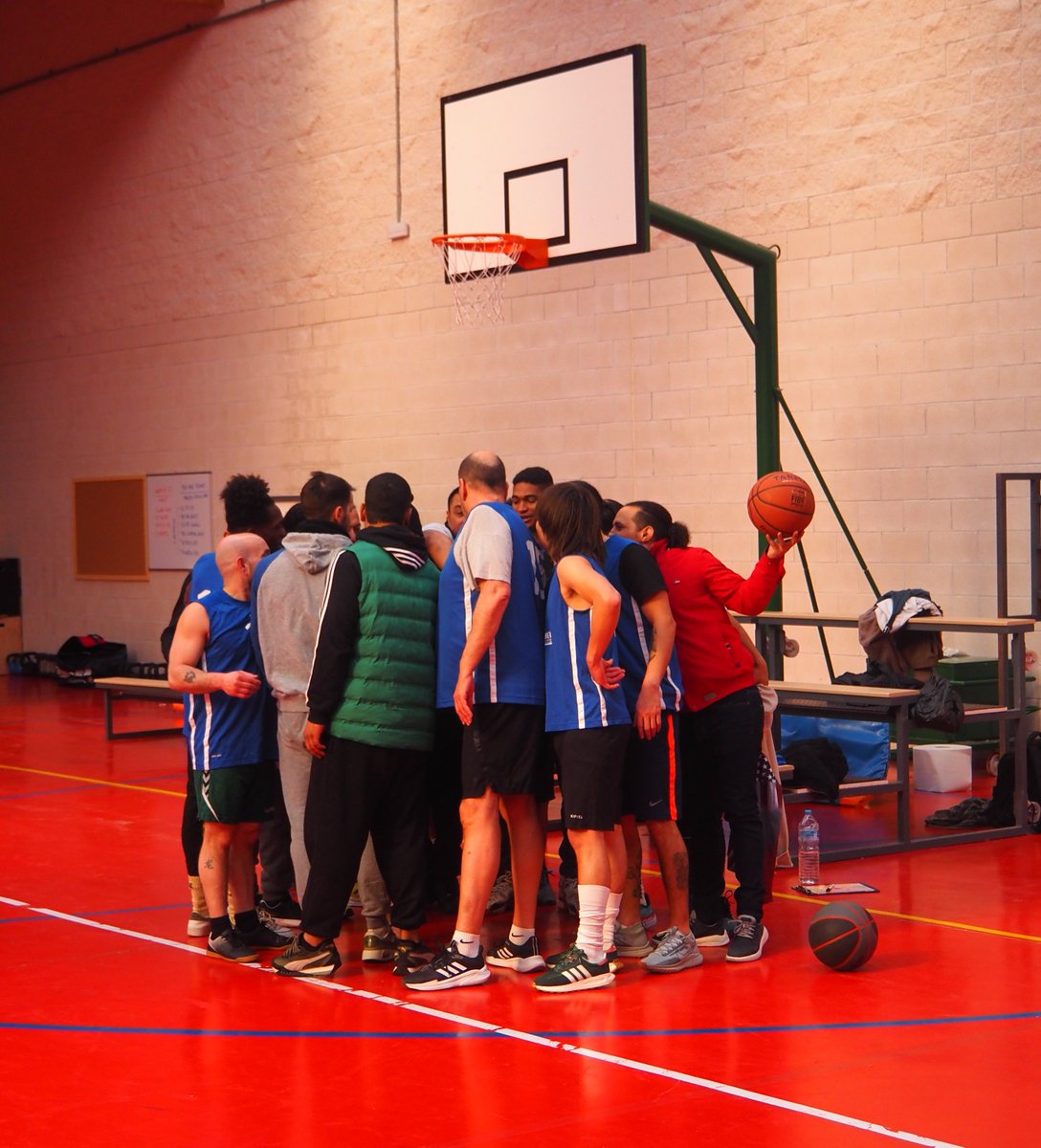 FNBaloncesto's tweet photo. 📖REVISTA 6,75 / El baloncesto abre las puertas de la cárcel.

➡️Unos 30 presos vuelven a competir este año en la liga de veteranos gracias a un programa de la FNB que entra en la cárcel y facilita la reinserción. “El deporte es fundamental aquí”.

🔗https://t.co/PtUGhvHKda https://t.co/HuBWDRTRA0