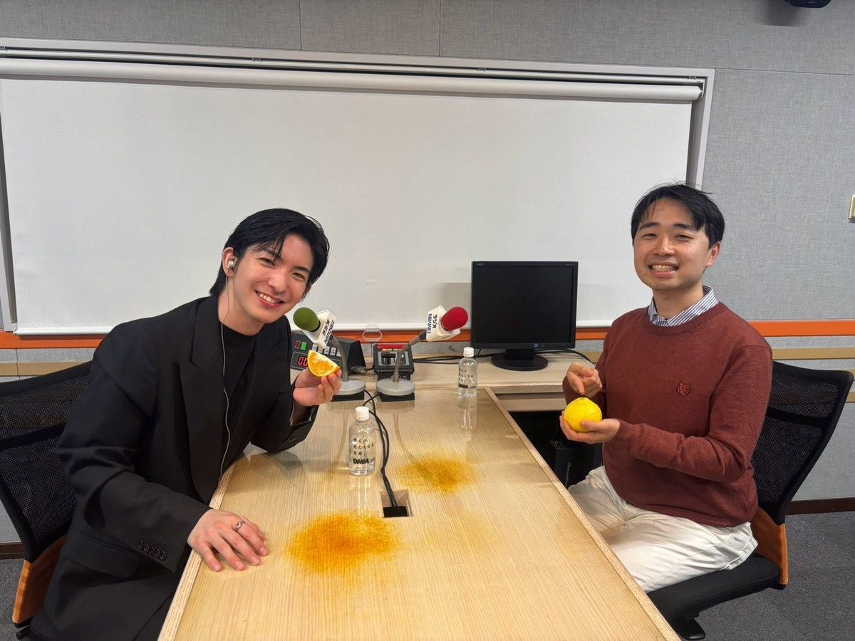 DMM_onlinesalon's tweet photo. ＼＼ #ヒラヒラジオ ／／

���田公輝（ @maeda_gouki ）のヒラケテヒラク第26回🍹

清原さん（ @kanpeii ）が運営中のみかんのサブスク「かんみ」（ @KANMIofficial ）もチェックを🍊

また、4月からヒラヒラジオは毎週火曜19時～の放送にお引越し！
次回の放送は【4/1（火）19時】からとなります✔️ https://t.co/ufbBzOWmZW