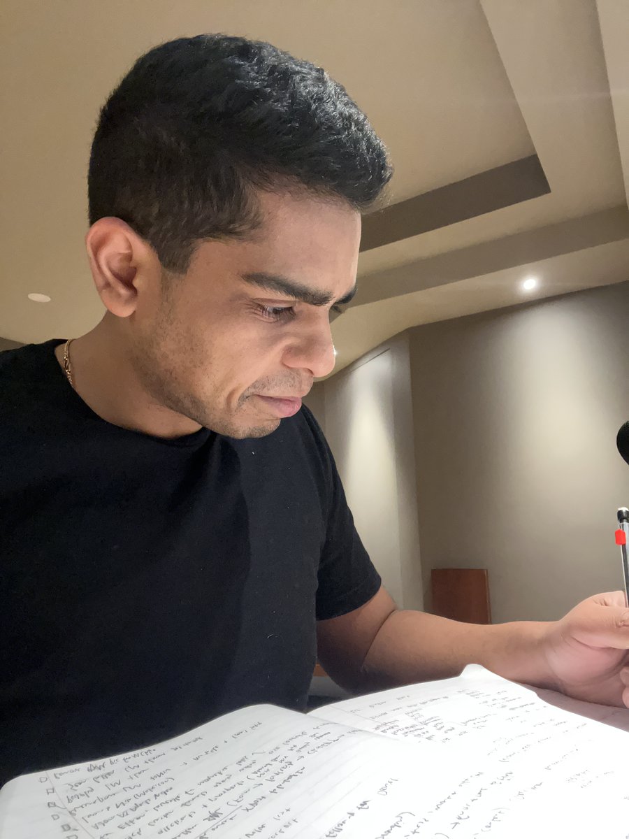 PranavGhatraju's tweet image. Spent the last 15 months facing endless setbacks:
Started building a SaaS, then lost my job.
Business partner bailed, leaving a $10K hole. Had to scrap SaaS.
Battled depression & hopelessness.
Lost my grandfather.
But I stayed in the game.
Launched a no-code dev offer,…