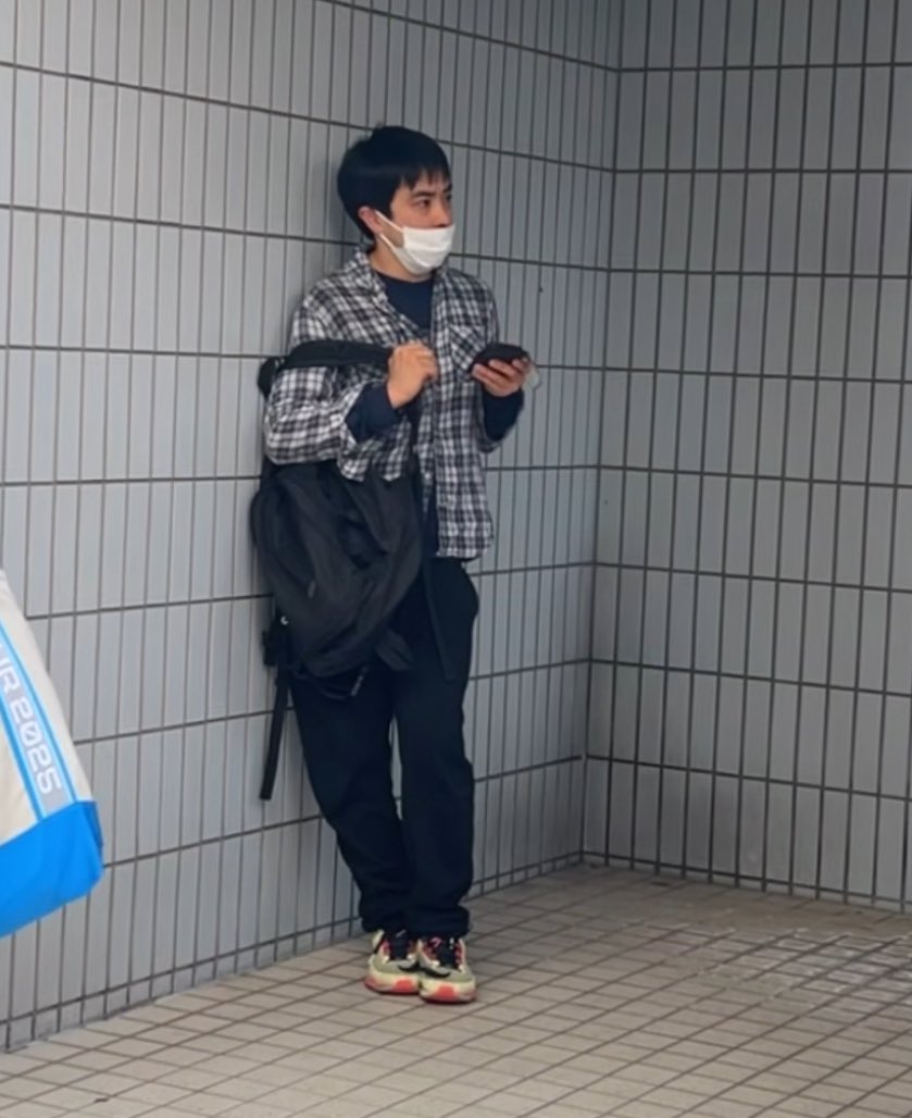 melae_s2's tweet photo. オタクのスカート盗撮してるクソオスたち
何時間も会場周辺徘徊してるみたいなので明日以降横アリ行くオタクのみなさん気をつけてください❗️ https://t.co/KxERRLXSCt