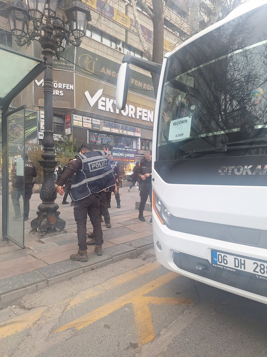 Ankara Kızılay eyleme otobüslerle bekçi getirip polis yeleği giydiriyorlar