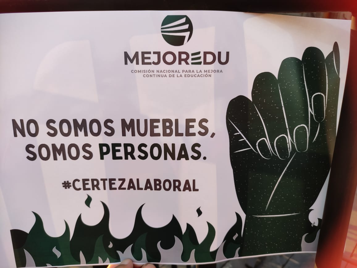 TMejoredu's tweet photo. Presidenta @Claudiashein estamos en palacio nacional para defender nuestros #DerechosLaboralesMejoredu exigir #CertezaLaboral y recordarle a @SEP_mx que #NoSomosMueblesSomosPersonas https://t.co/RllrV3IkxY