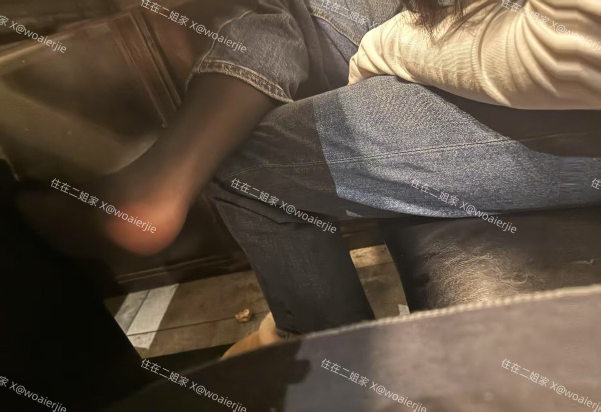 二姐穿的很朴素，和平时简直是两个风格，直到二姐跷二郎腿看到裤里丝才知道二姐还是我熟悉的性感女人！！ https://t.co/6AdngvO49I