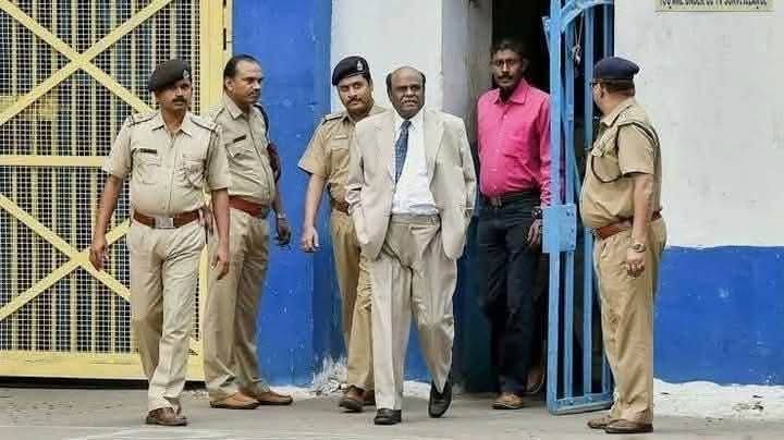 यह व्यक्ति जस्टिस चिन्नास्वामी स्वामीनाथन कर्णन हैं। वह न्यायालय की अवमानना ​​के लिए छह महीने की जेल की सजा काटकर बाहर आ रहे हैं। कर्णन कोई साधारण व्यक्ति नहीं हैं। वह मद्रास उच्च न्यायालय के न्यायाधीश थे। वहां के पहले दलित न्यायाधीश। वह न्यायाधीश रहते हुए जेल की सजा काटने वाले