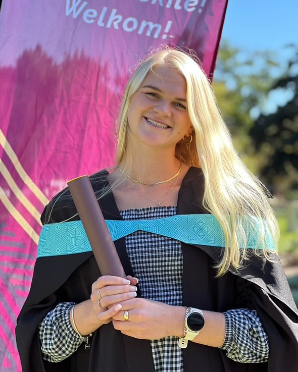 MatiesSport's tweet photo. Girls with Masters ๐๐
โจ
Congrats to Maties Netballsโ Chrisley Marshall, earning her Master of Commerce in Industrial Psychology (cum laude)! And Chess Player, Anna du Plessis who received her Master of Science in Bioinformatics and Computational Biology.
#matiessport #SUgrad https://t.co/TPo3zOAhyE