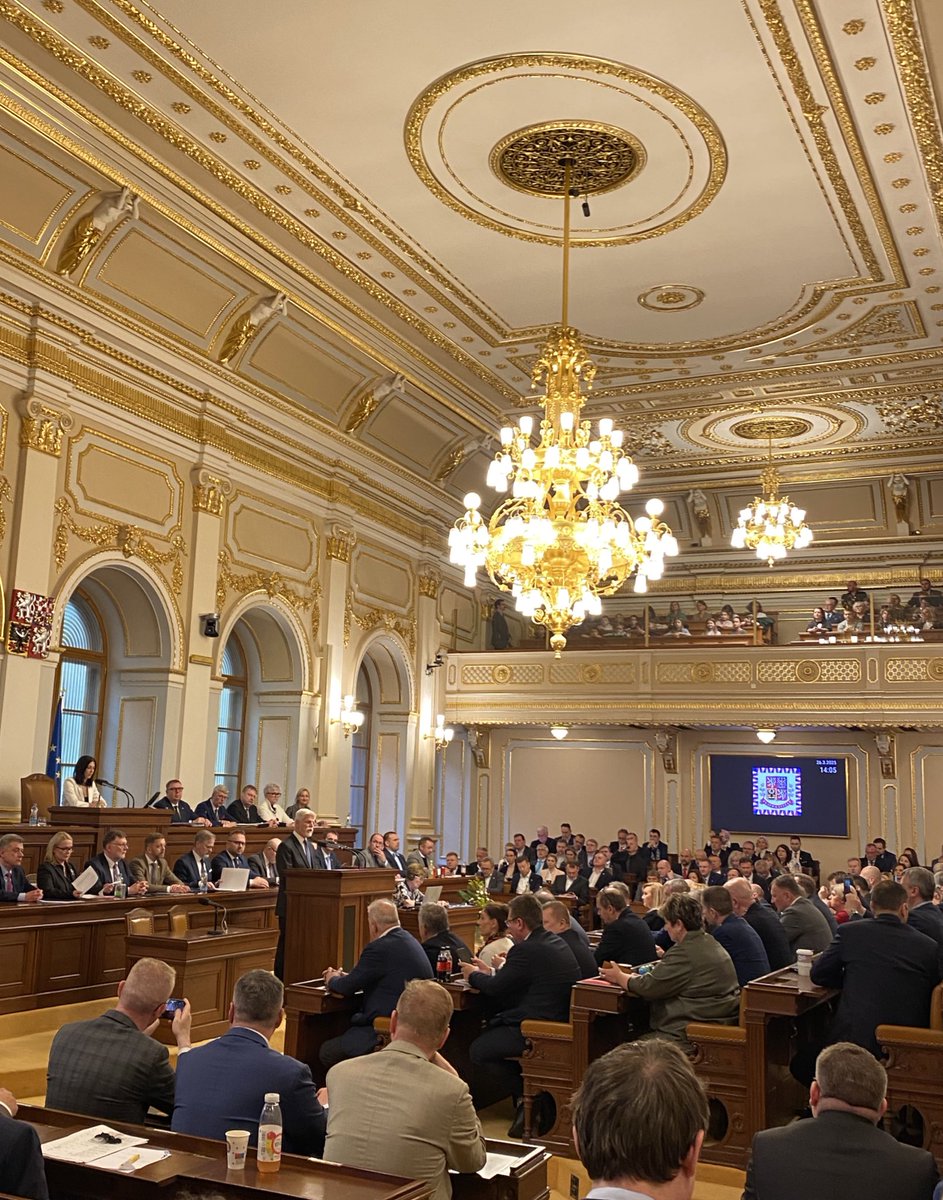 Prezident republiky nechodí do sněmovny často, ale dnes se je na programu další důležité téma - geopolitická situace. 

Přišel také náčelník generálního štábu Karel Řehka, proto jsme se na návrh ministryně obrany usnesli, že pokračování schůze proběhne neveřejně v tajném režimu.