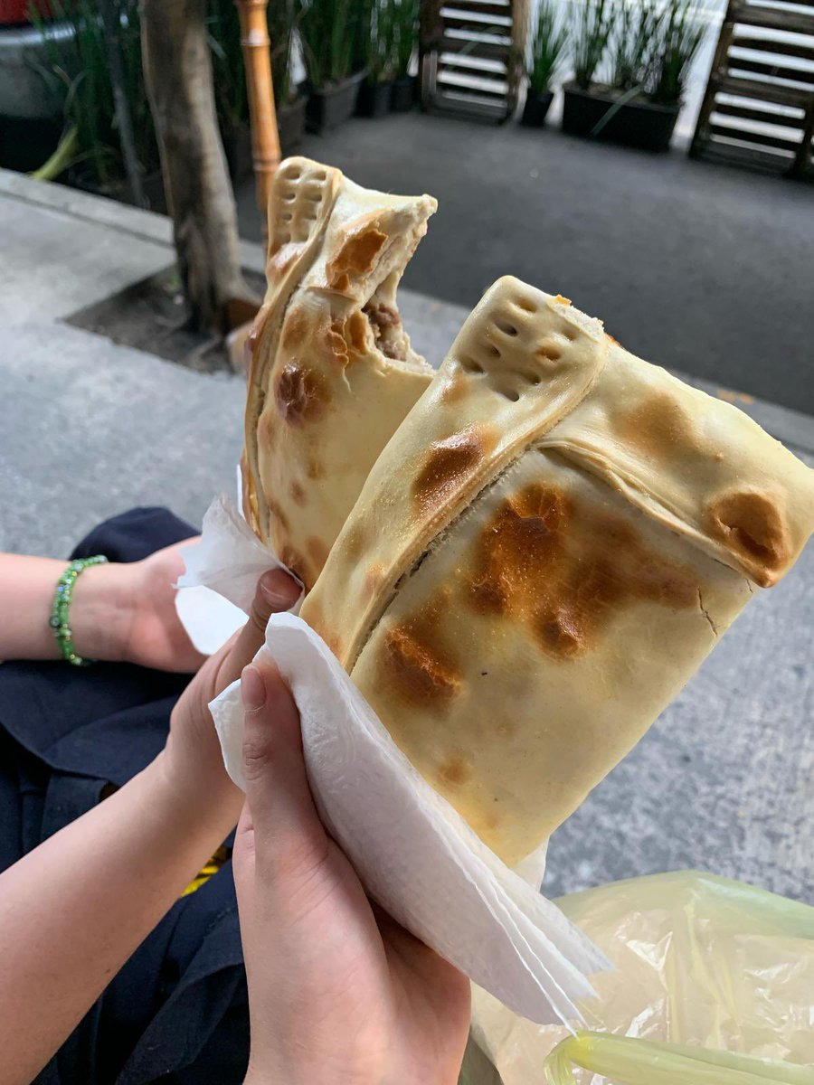 sigo enojado con <a href="/frecklessntrash/">Freck 🗿</a> por todo este tiempo decirme que la cocina chilena no podría brillar fuera del país y ahí me tuvo a su lado EN MI PAÍS haciéndole el amor a una empanada de pino. #todasmienten !! 
eso, nos vemos cuando tenga tableta. 🇨🇱🇲🇽💚💚