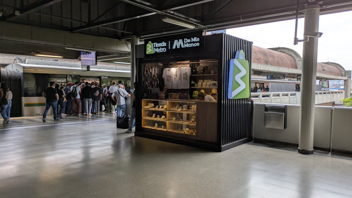 ¿Quieres llevarte un recuerdo alusivos a la #RedMetro? 😍

Acércate a la #TiendaMetro <a href="/DeMisManosMed/">De Mis Manos</a>,  ubicada en la plataforma suroccidental de la #EstaciónSanAntonio.