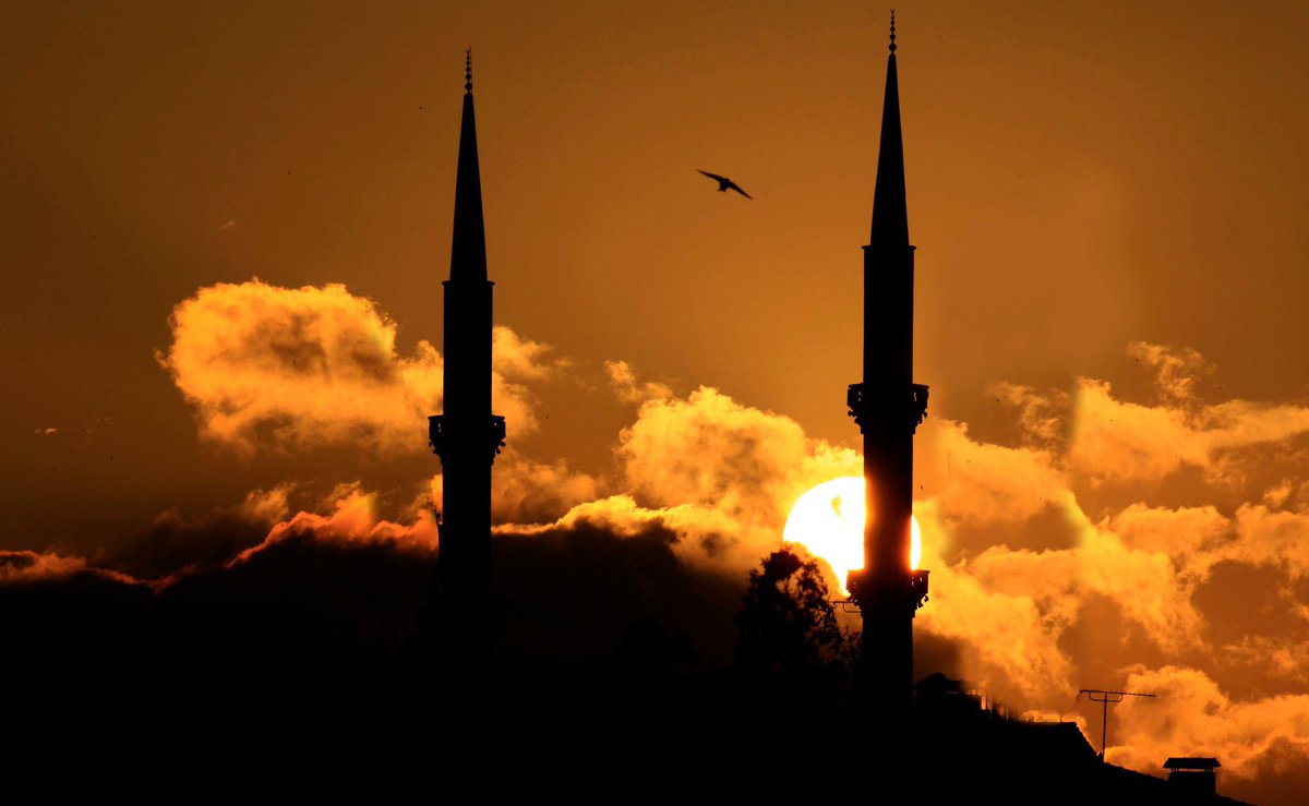 Bu gece edeceğimiz duaların başta ülkemiz olmak üzere tüm insanlığa huzur, barış ve mutluluk getirmesi temennisiyle, Kadir Gecenizi en içten dileklerimle kutluyorum. 

#KadirGecesi