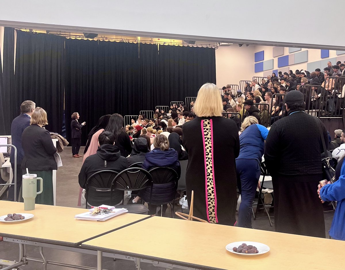 KPHS_Rochdale's tweet image. 🎉 GCSE Focus Evening Recap!  What an amazing night at the #GCSEFocusEvening! The event featured an inspiring presentation, followed by our #Mock Awards. After the awards, we all came together to enjoy #iftar , with delicious food provided for everyone to share. Thank you!