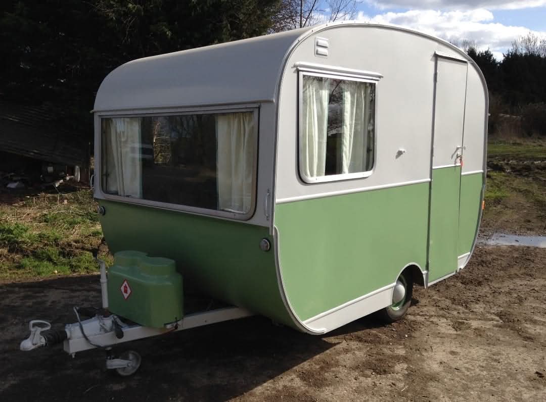 TheEnglishCarav's tweet photo. On This Day 2016....
A lovely memory of Donald waiting to go home in the sunshine. Donald is a rare 1950's 'Cygnet' Caravan, the only one we have had the pleasure of restoring.
#vintagecaravanworkshop #caravanworkshop #caravanrestoration #cygnet #vintagecaravan https://t.co/J0MxWhRyDa